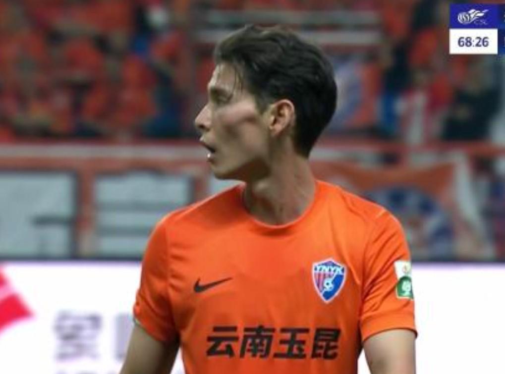 6t体育-篮球比赛中“防守预判错误率”是否与球员比赛经验呈反向关系